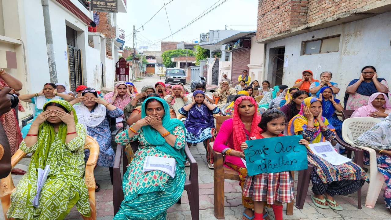 लखनऊ: पंत नगर में महिलाओं की गांधीगिरी, आंख, कान और मुंह बंद करके किया विरोध प्रदर्शन 